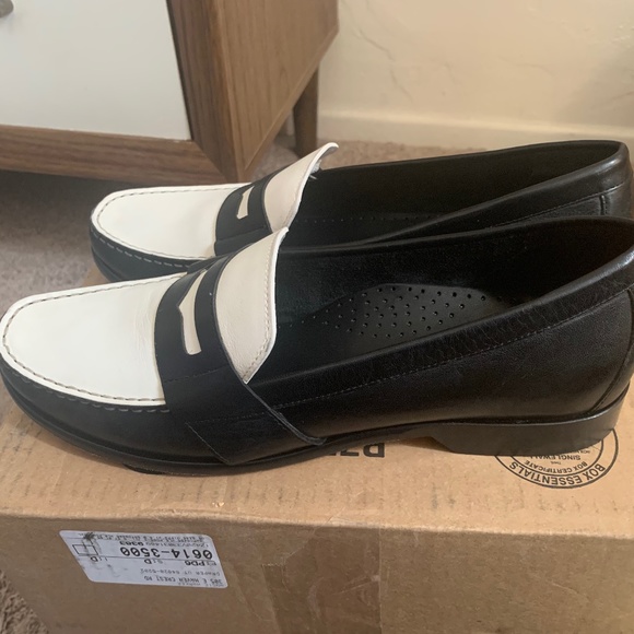 Classic Women's Cole Haan Spectator Penny B/W - Picture 6 of 17